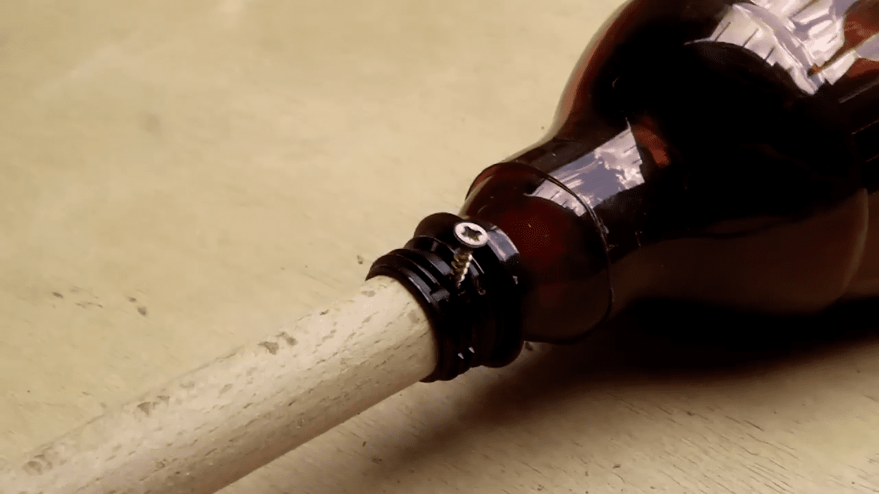 Господині розповіли, як зробити м'який та зручний віник із пластикових пляшок