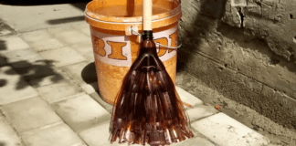 Господині розповіли, як зробити м'який та зручний віник із пластикових пляшок