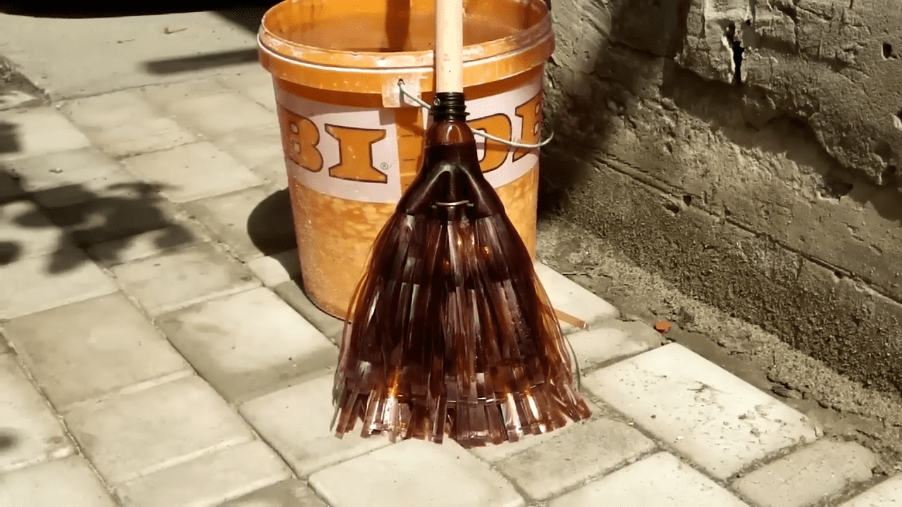 Господині розповіли, як зробити м'який та зручний віник із пластикових пляшок