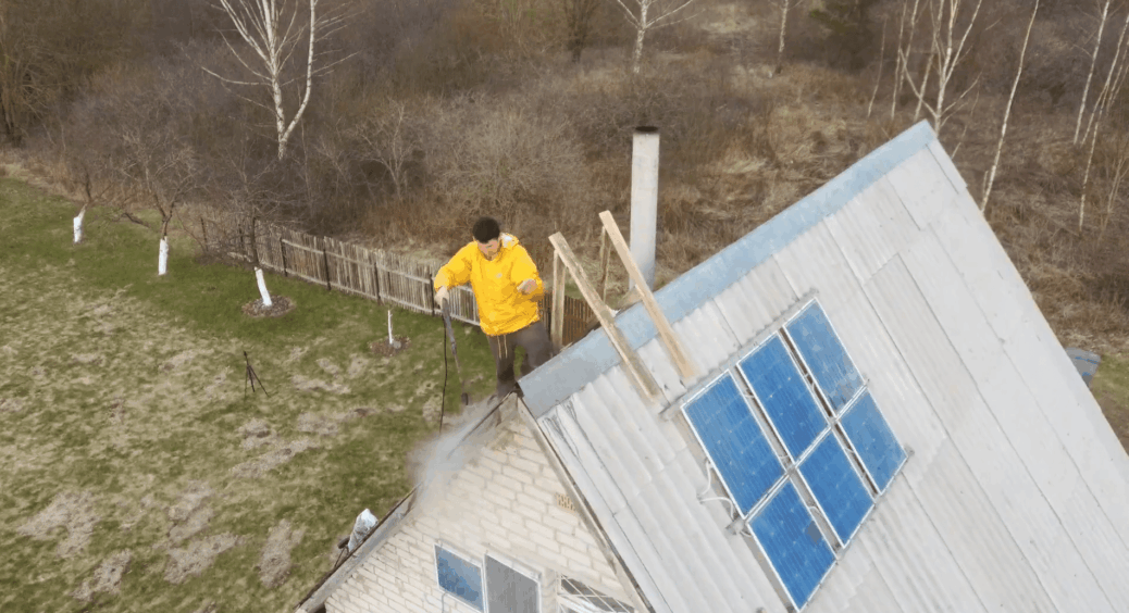 Так робить мій кум – господар “старої школи”, а тепер і я: як почистити дах будинку від бруду 