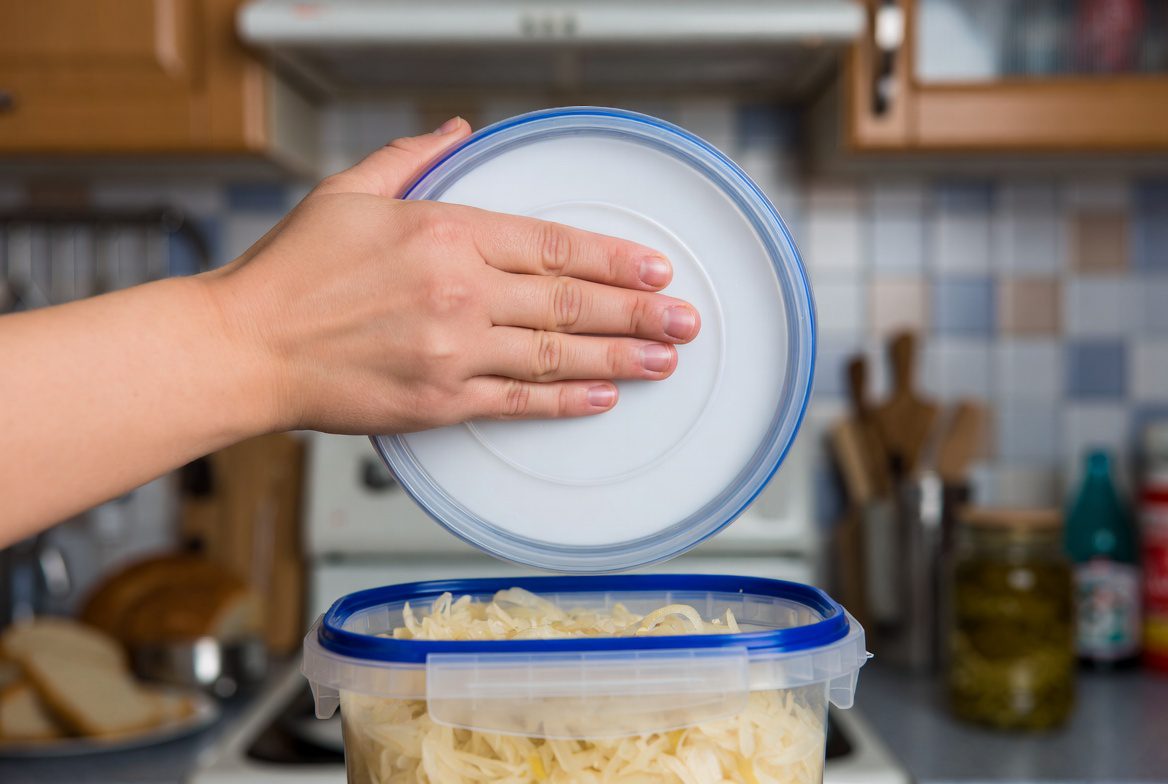 Експерти розповіли, що зробити з пластикових кришок від відерець для побуту. Фото: Добрі новини
