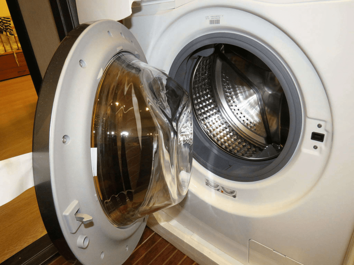 Експерти порадили, як ефективно очистити пральну машину від бруду та нальоту зубною щіткою