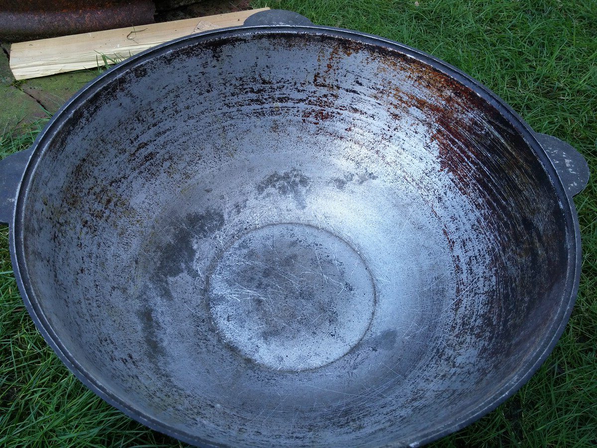 Господині розповіли, як очистити чавунні казани від нагару та жиру дуже швидко — спосіб