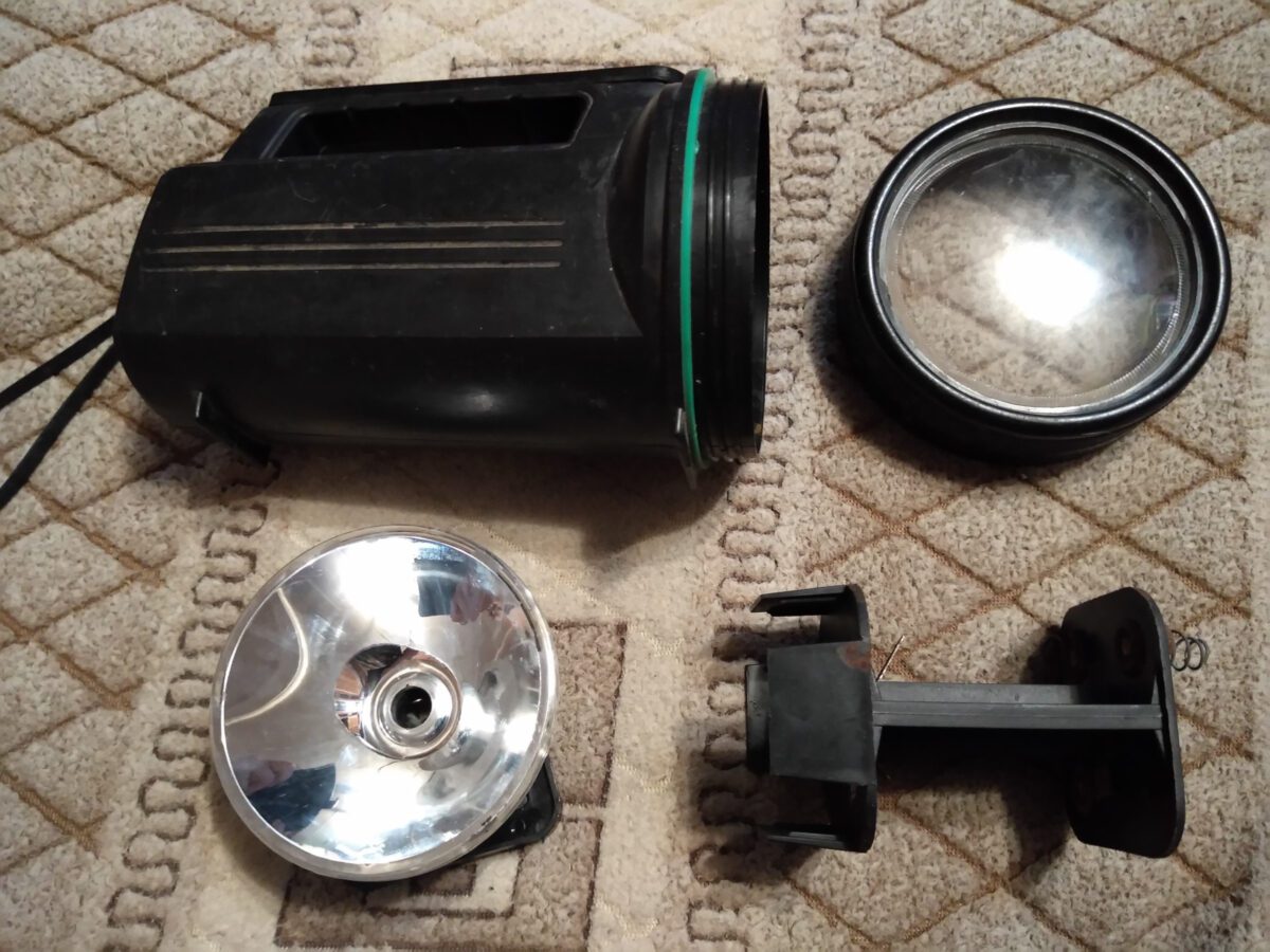 Експерти розповіли, що корисного зробити з ліхтарика — незамінна річ для побуту та дому