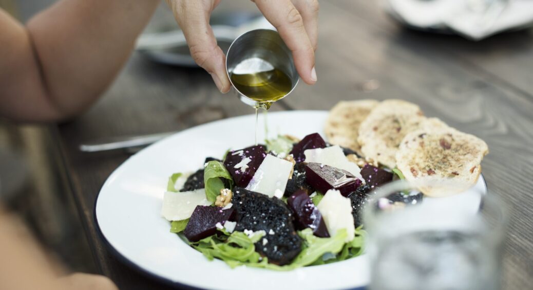 Тепер заправляю салати не оливковою олією, а іншою – користі у 100 разів більше, а смак їжі не нагадує траву 