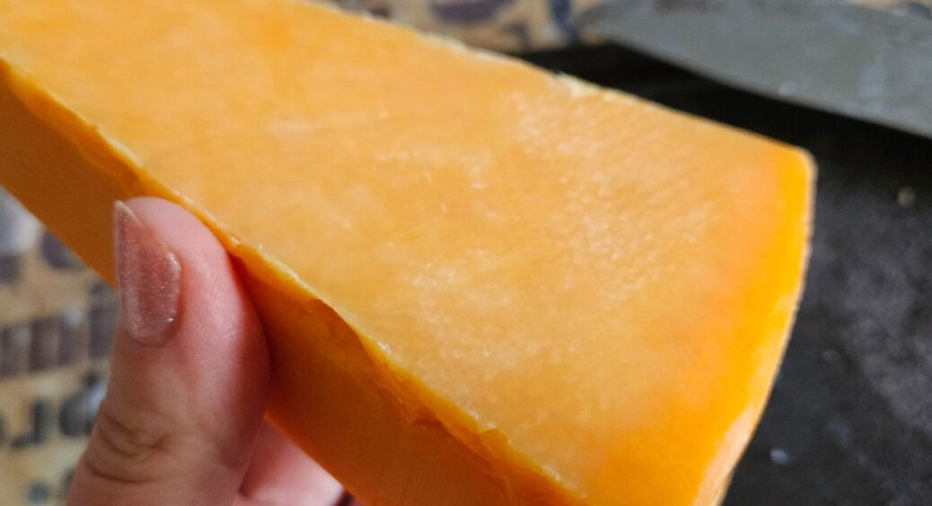 Крапля йоду миттєво покаже правду: як за 2 секунди перевірити твердий сир на наявність пальмової олії вдома 