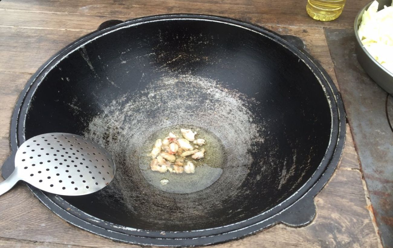 Господині розповіли, як очистити чавунні казани від нагару та жиру дуже швидко — спосіб