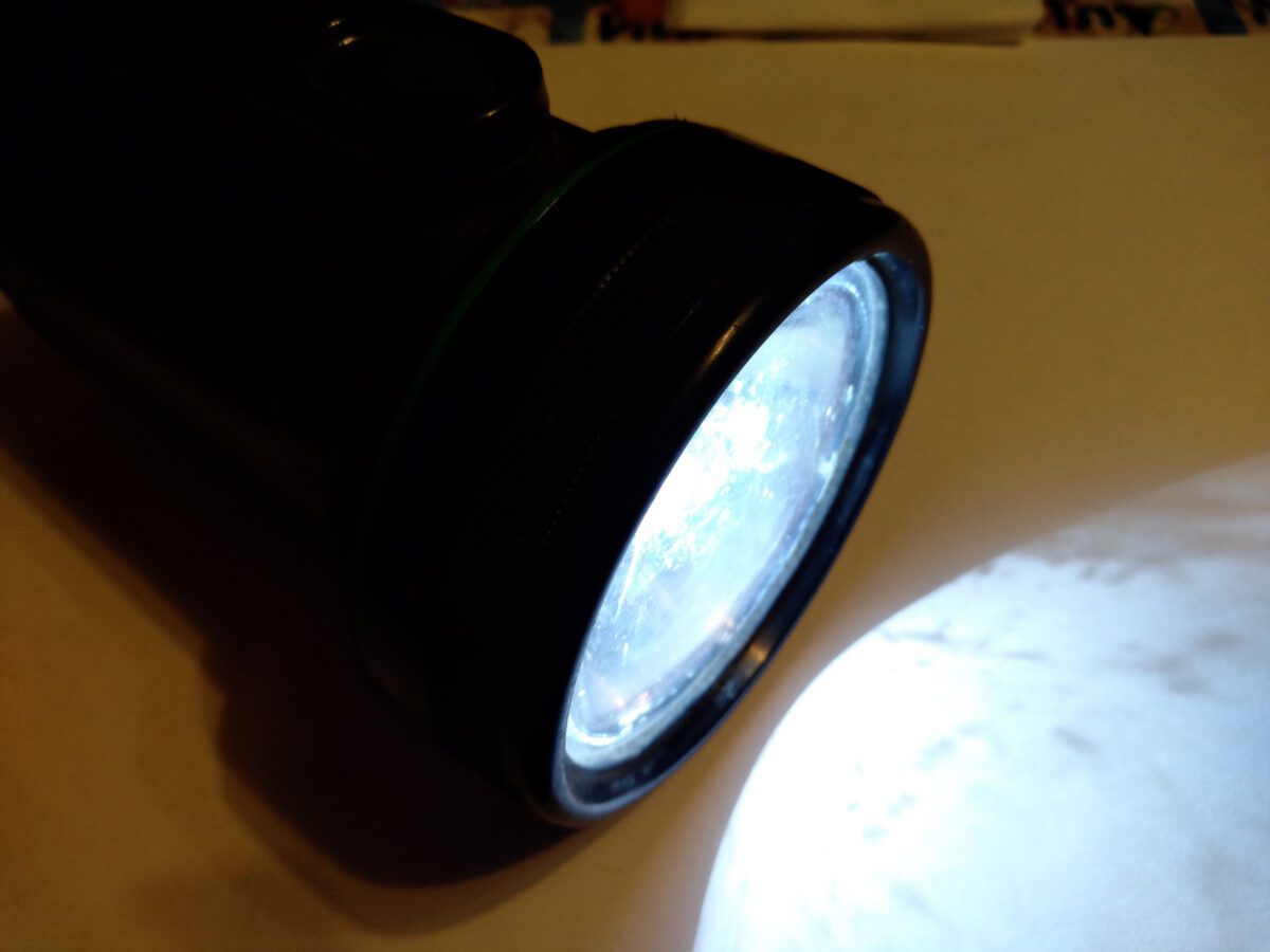 Експерти розповіли, що корисного зробити з ліхтарика — незамінна річ для побуту та дому