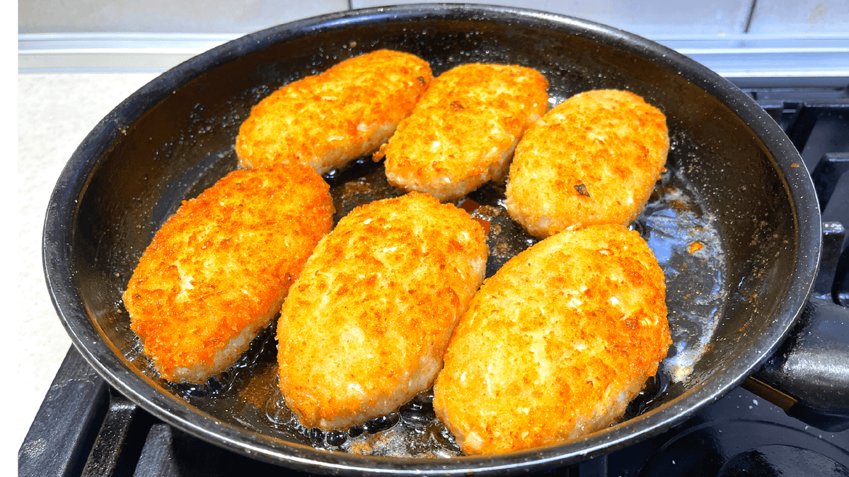 Кулінари порадили, яку паніровку для котлет зробити, аби вона не горіла на сковорідці