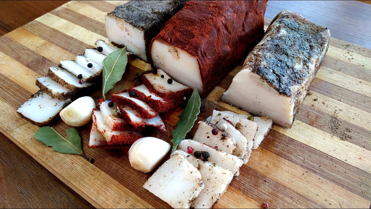 Експерти пояснили, яка ознака говорить про те, що свиняче сало містить у складі добавки. Фото: Youtube ЇЖА НА ВОГНІ