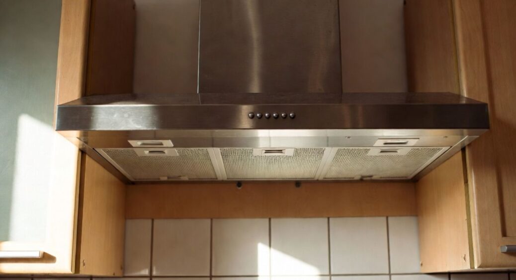 Жодного разу не знімала решітку з витяжки – чищу прямо на місці: 1 секрет, якому навчили дівчата з готелю 