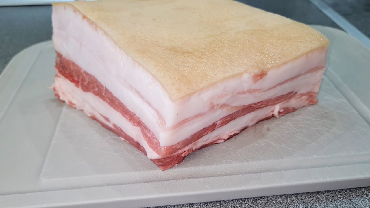 Експерти пояснили, яка ознака говорить про те, що свиняче сало містить у складі добавки. Фото: Youtube Melissa Live