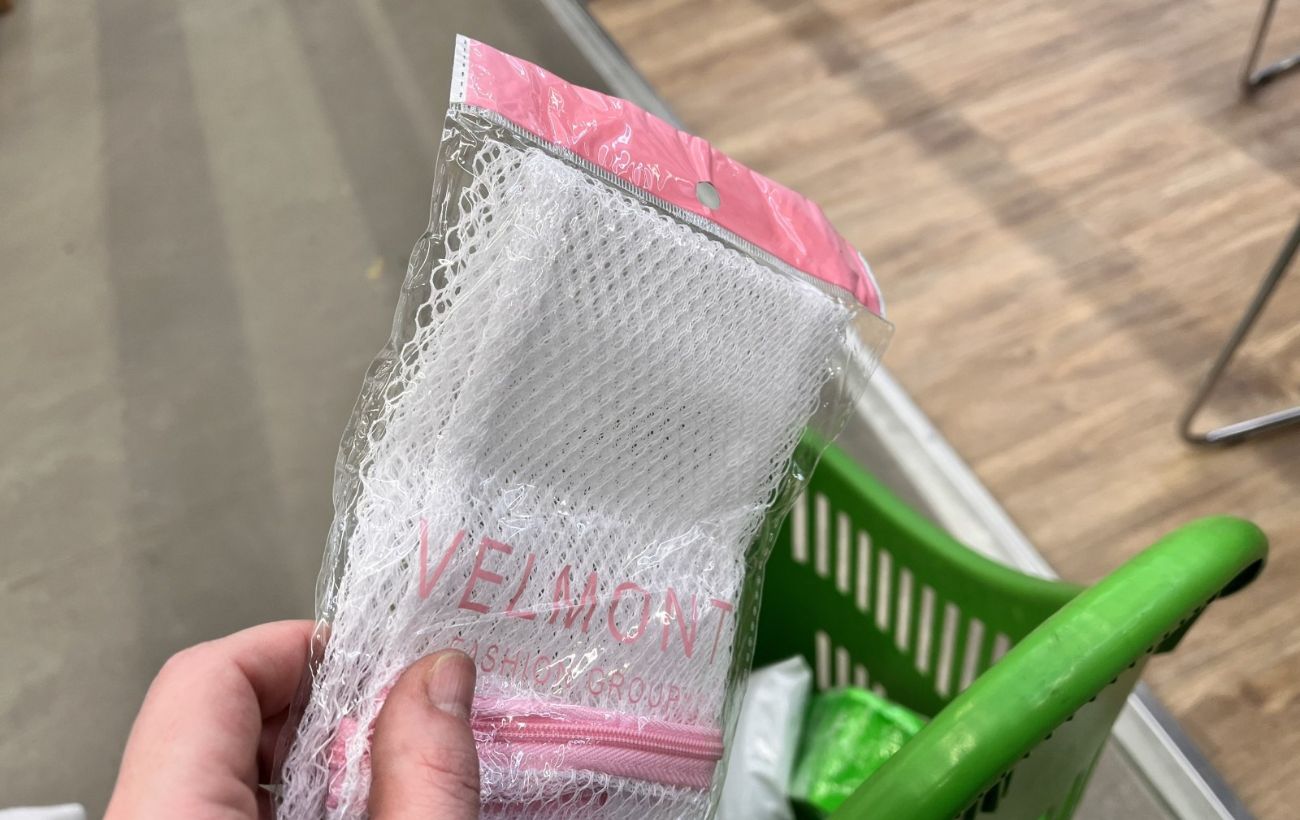 Господині розповіли, як зі старої наволочки зробити мішок для прання речей — простий лайфхак