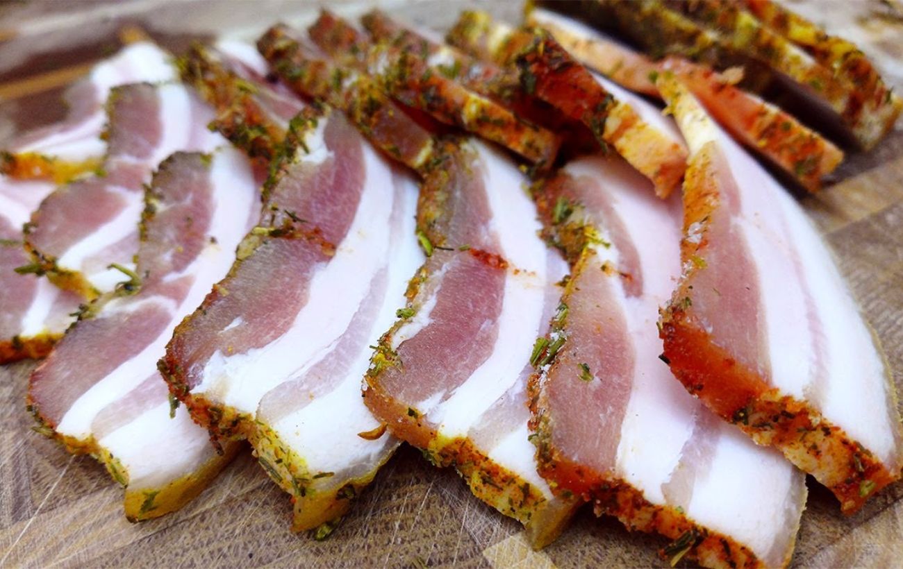 Як обрати якісне сало без добавок. Фото: Youtube Я ЖЕ ПОВАР!