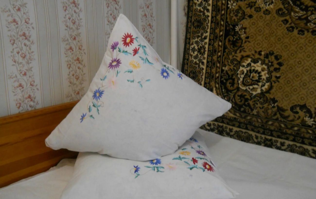 Господині розповіли, як зі старої наволочки зробити мішок для прання речей — простий лайфхак