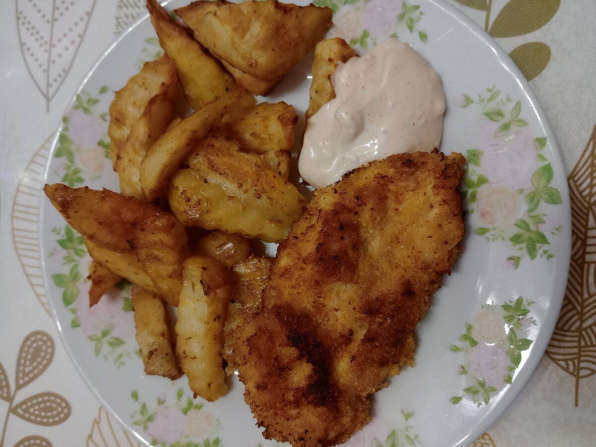 Кулінари розповіли, як швидко приготувати смачну та соковиту курку, яка буде розпадатись