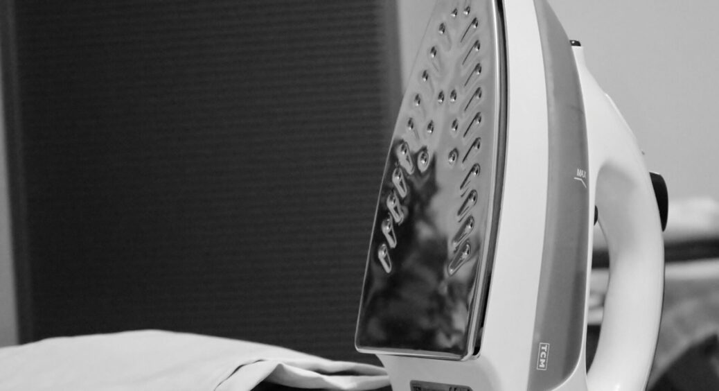 Звичайна фольга робить диво з праскою: старий майстер показав трюк за 30 секунд. Результат на 10 з 10 