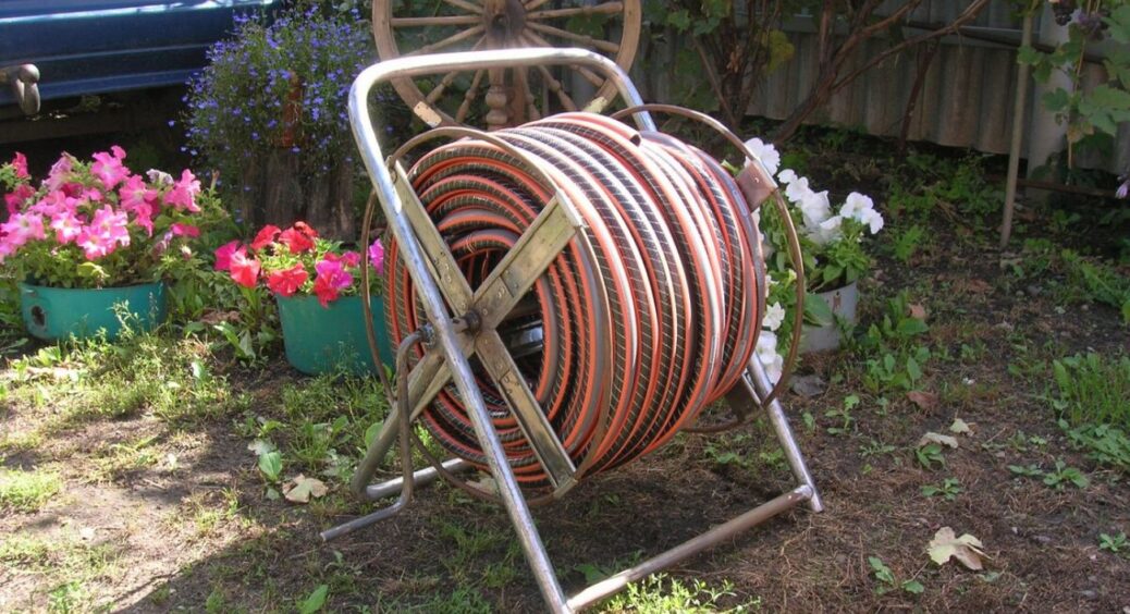 У гаражі чоловіка знайшла старий шланг 5 м довжиною: зробила з нього зручну систему поливу за 5 копійок 