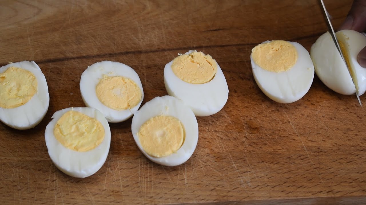 Господині розповіли, як варити яйця, аби вони не тріскались у процесі приготування — порада