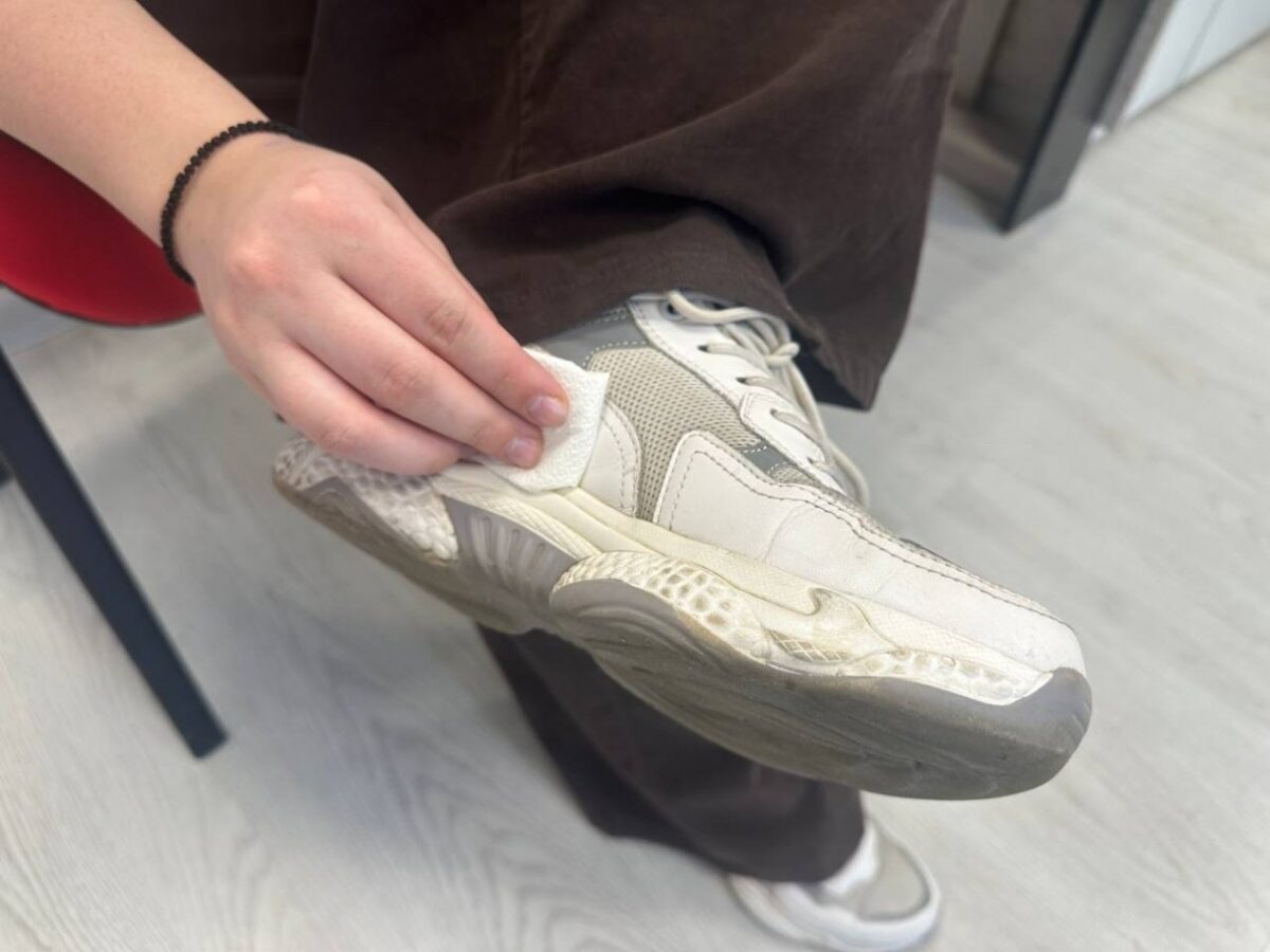 Експерти розповіли, як відбілити підошву взуття за допомогою магазинного засобу для миття скла