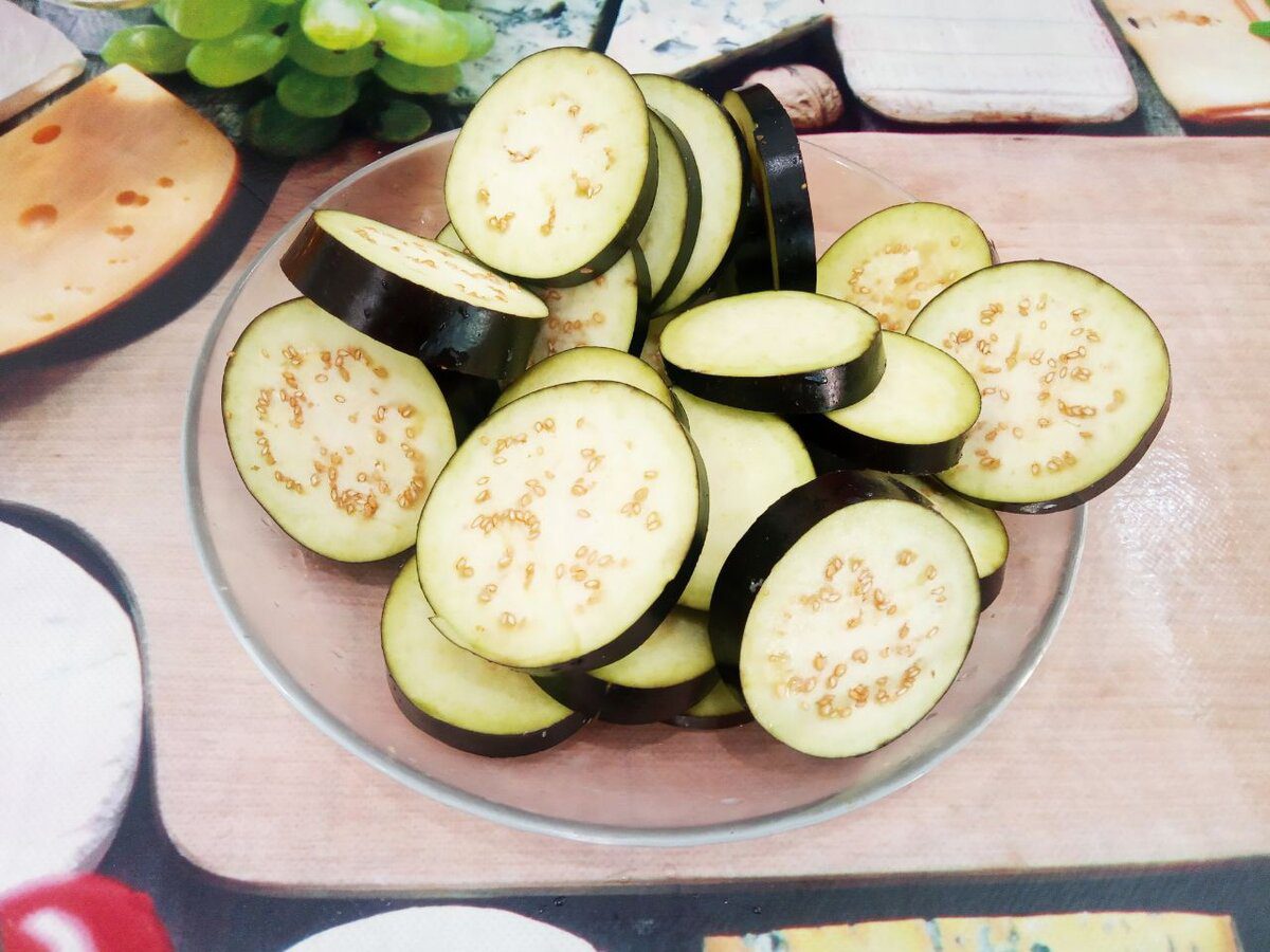 Городники розповіли, яке добриво покласти під корінь баклажанів, аби покращити врожайність