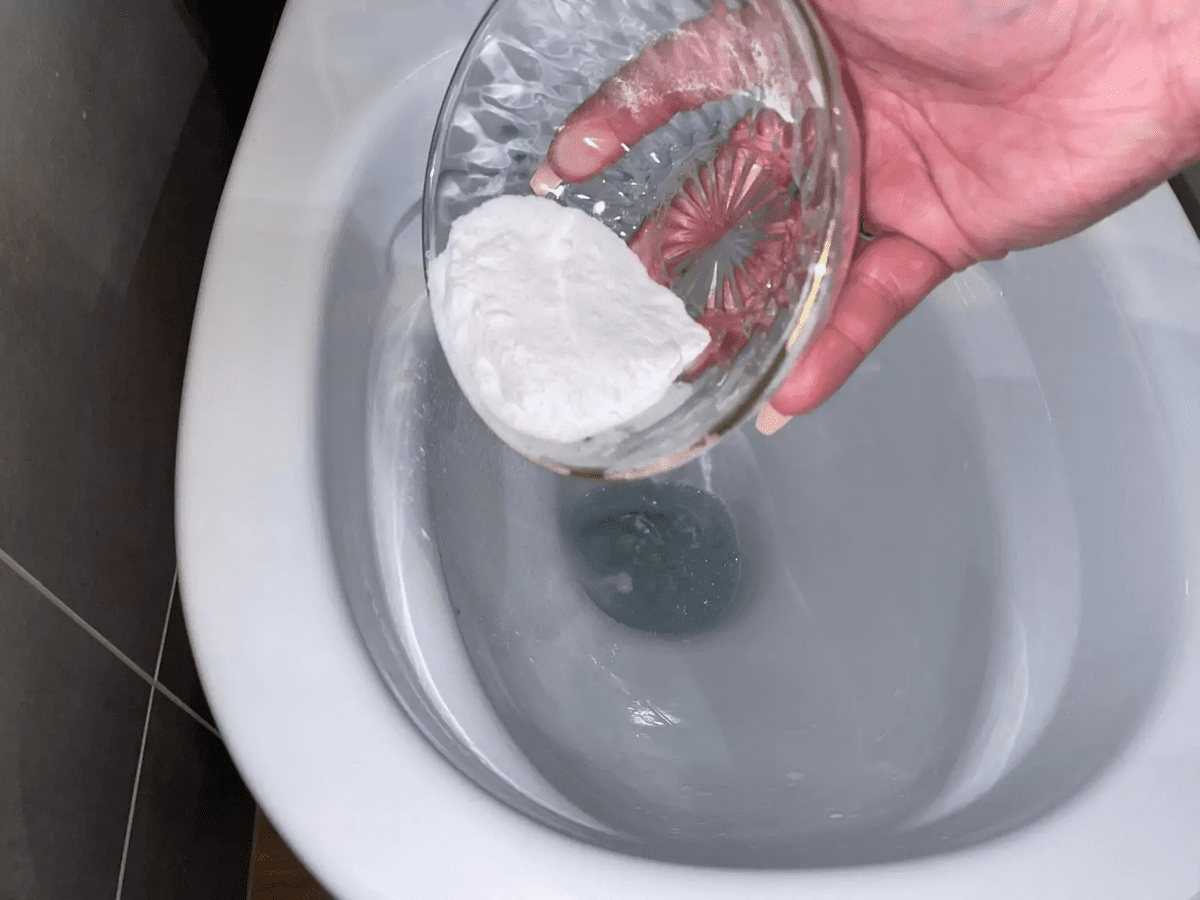 Експерти пояснили, як очистити туалет від смороду за допомогою простого лайфхаку з часником