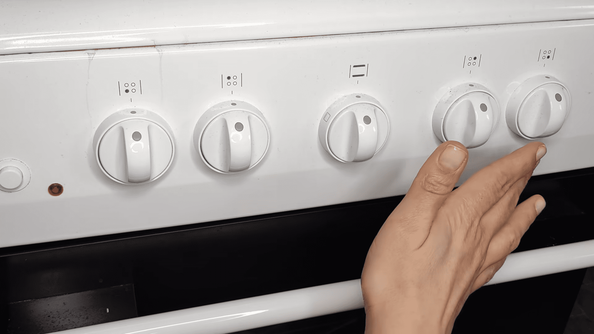 Експерти розповіли про простий спосіб очищення ручок кухонної плити від жиру. Фото: Скріншот з YouTube