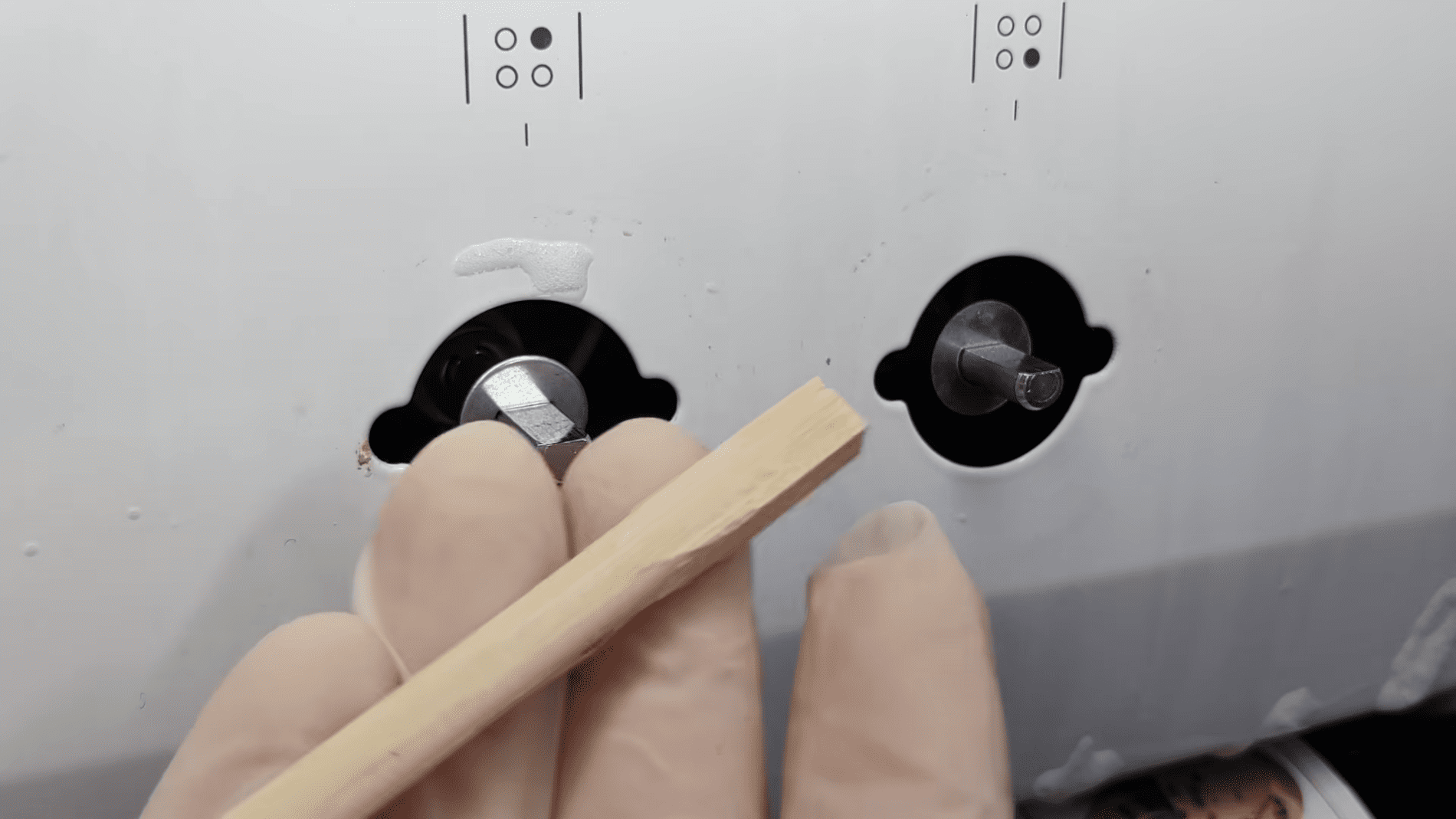 Експерти розповіли про простий спосіб очищення ручок кухонної плити від жиру. Фото: Скріншот з YouTube