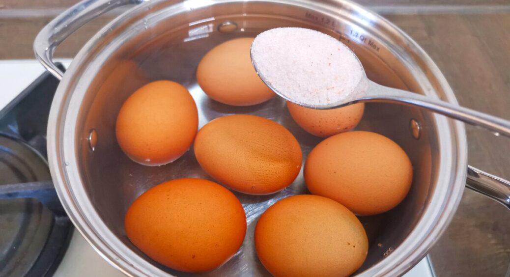 3 ст. л. “цього” у воду – і яйця не тріскаються під час варіння: перевірено на домашніх і магазинних 