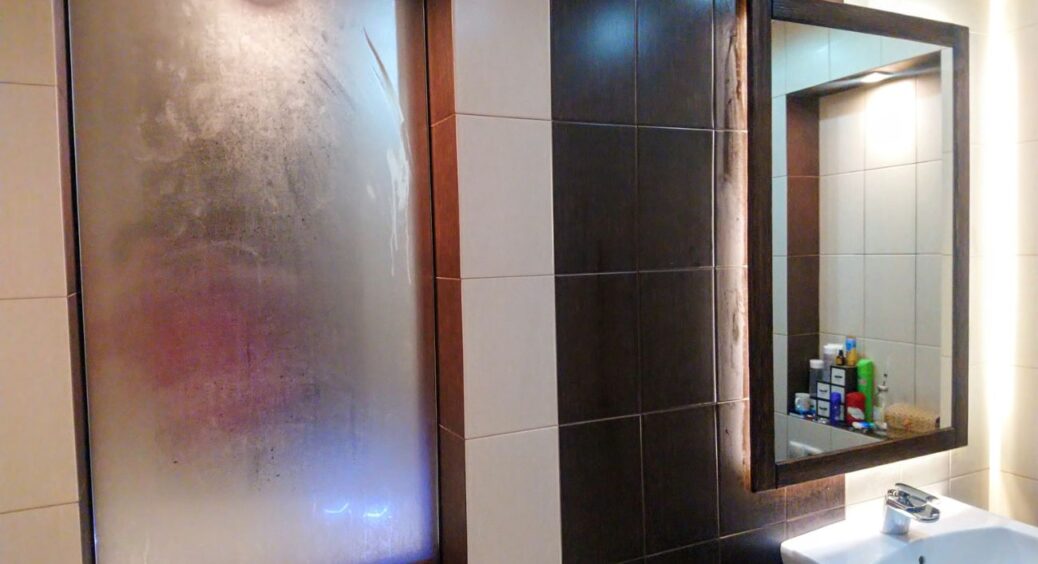 Натираю дзеркало 1 дешевим засобом, аби воно не запотівало після душу: суміш з 3-х компонентів діє 