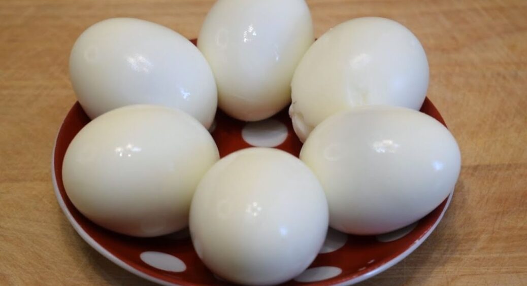 Яйця більше не тріскають при варінні: 1 дія до закипання води вирішує проблему раз і назавжди 