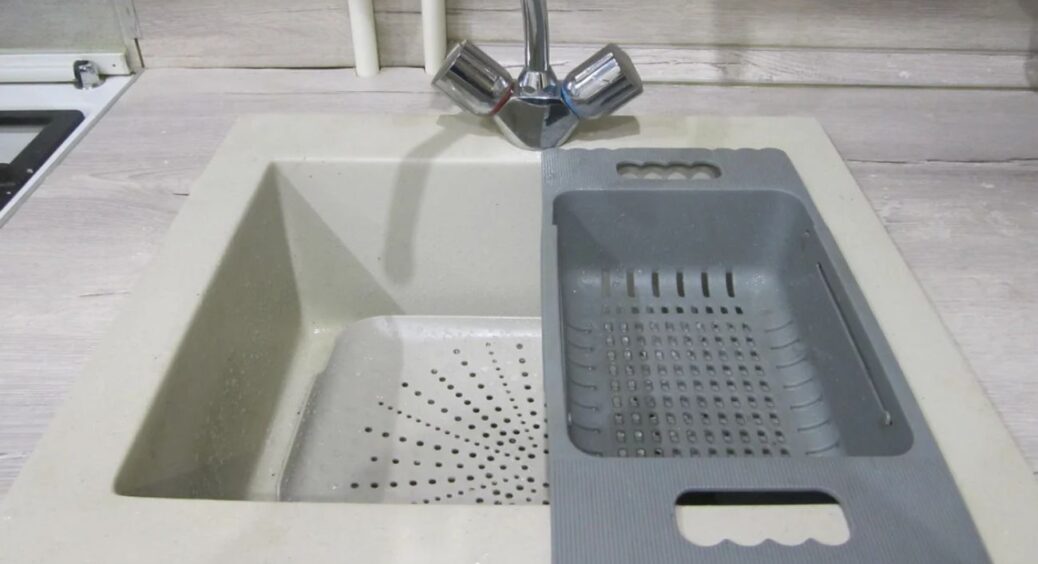 Заливаю окріп у раковину, а зверху — сиплю 1 порошок: всі “жирові пробки” зникають рівно за 10 хвилин 