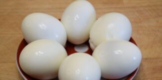 Господині розповіли, як швидко почистити варені курячі яйця