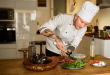 Випадково підслухала шеф-кухаря у ресторані: тепер знаю 6 секретів, які майстри не відкривають навіть друзям Кухарі поділилися деякими кулінарними секретами