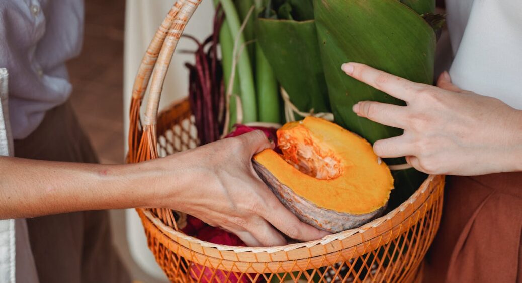 Гарбуз проколюють, кукурудзу ріжуть: звучить дивно, та результат “вау”! 1 секрет агронома для міцних врожаїв 