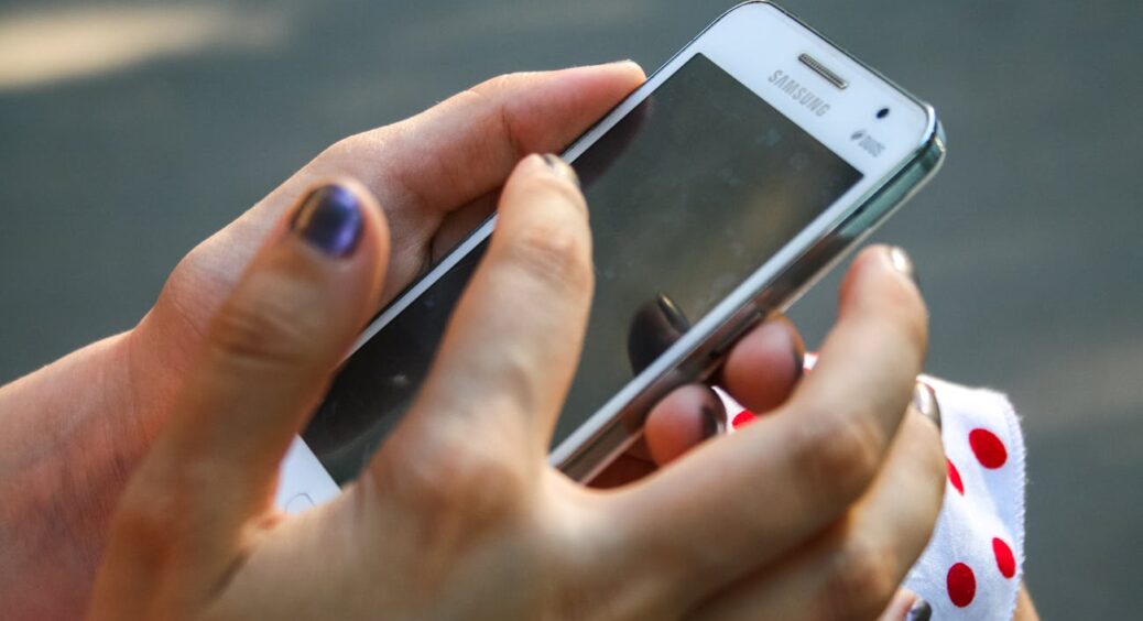 Я не поспішала до сервісу, коли тріснуло скло на телефоні: 1 трюк дозволив мені трохи заспокоїти гаманець 