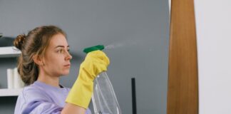 Експерти розповіли, як приготувати універсальний засіб для миття скла. Фото: Pexels