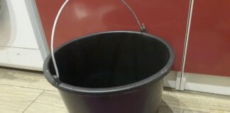 Як використовувати старі відра на грядці