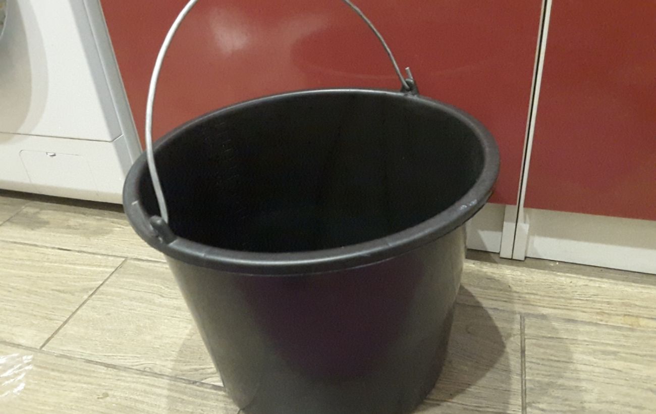 Як використовувати старі відра на грядці