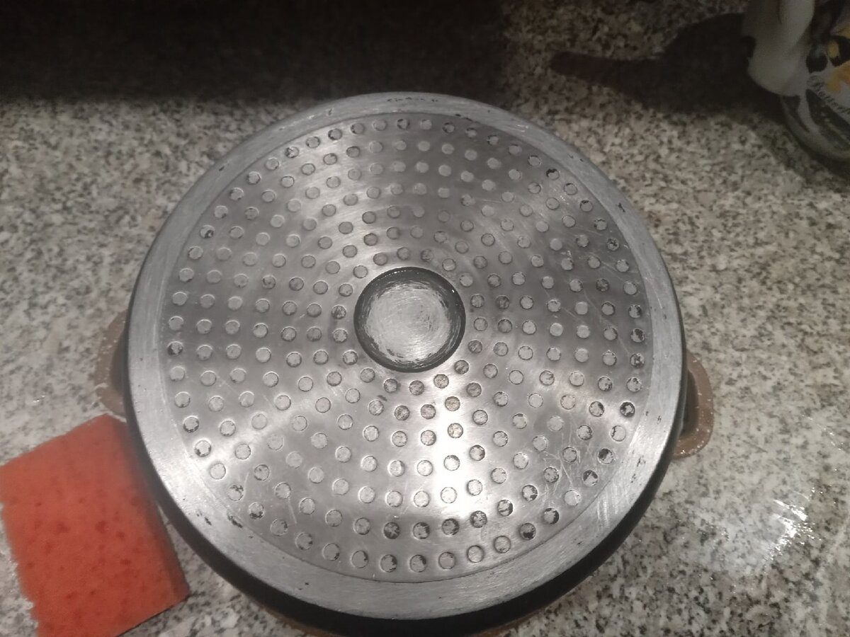 Експерти порадили, як очистити каструлю від нагару за допомогою простого і перевіреного засобу