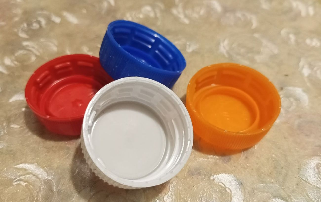 Як зробити овочечистку з кришок