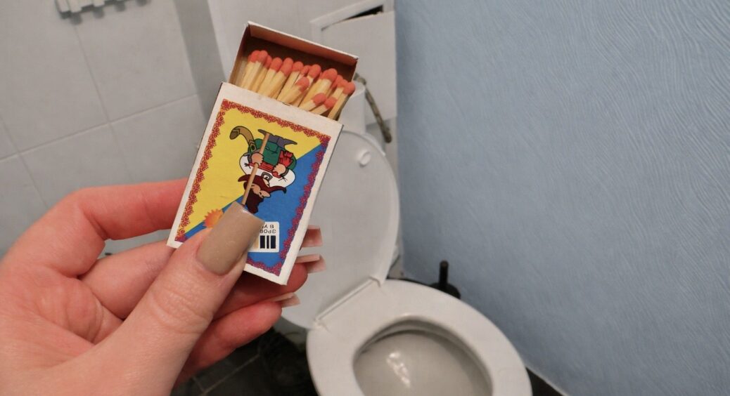 Завжди тримаю в туалеті 1 пачку сірників: будете здивовані, яке використання я їм придумала — економія 100% 