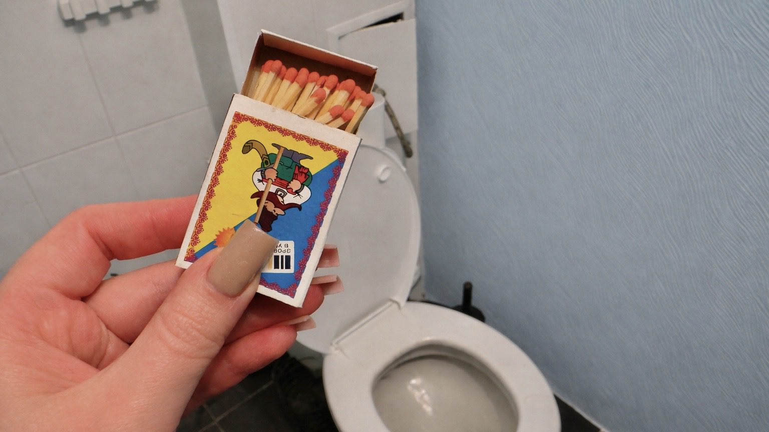 Господині розповіли, як звичайні сірники допомагають підтримувати свіжість у туалеті. Фото: Добрі новини 