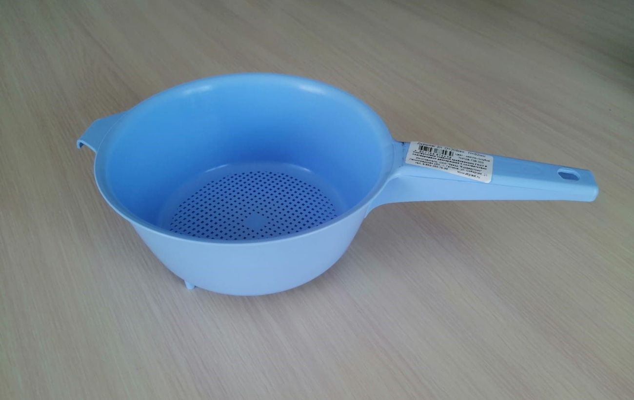 Городники розповіли, як правильно зробити міні-парник із друшляка для пророщення зелені