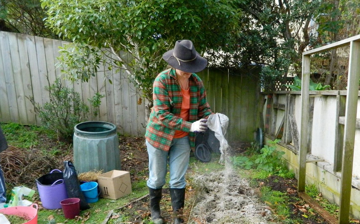 Експерти порадили, як використовувати старі наволочки на дачі, аби вони приносили користь