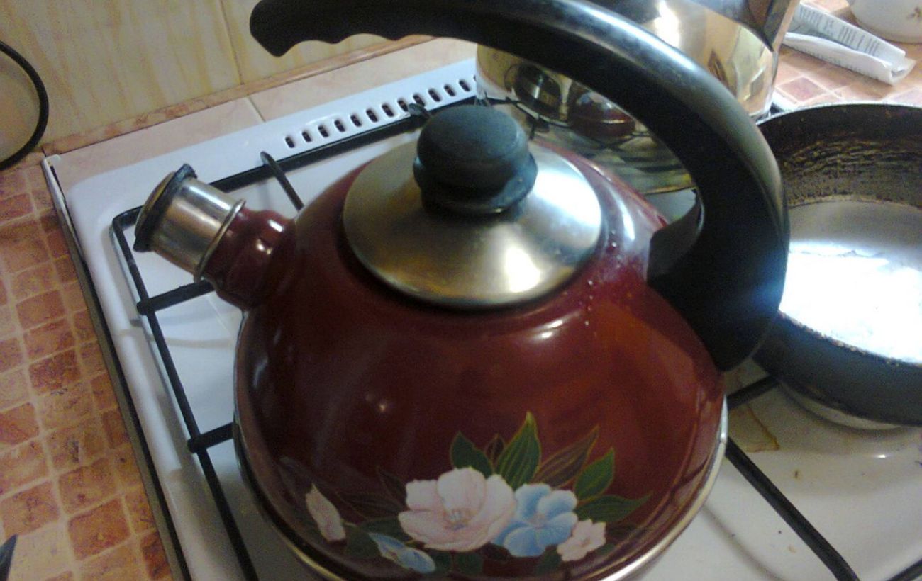 Експерти порадили, як очистити чайник від бактерій і нальоту за допомогою чорного перцю