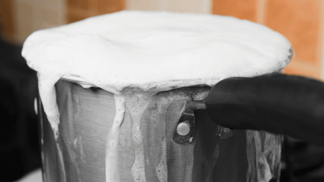 Експерти порадили простий лайфхак, як не дати молоку збігти з каструлі на плиту