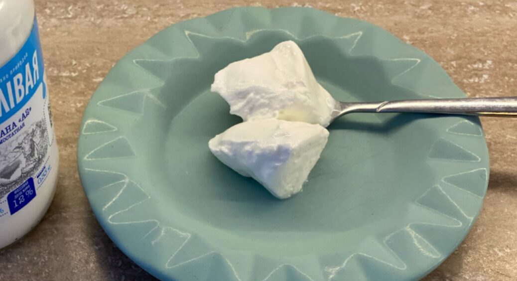 Це не сметана, а пальмова олія: залиште стакан на 5 годин на столі – ця плівка швидко видасть підробку 