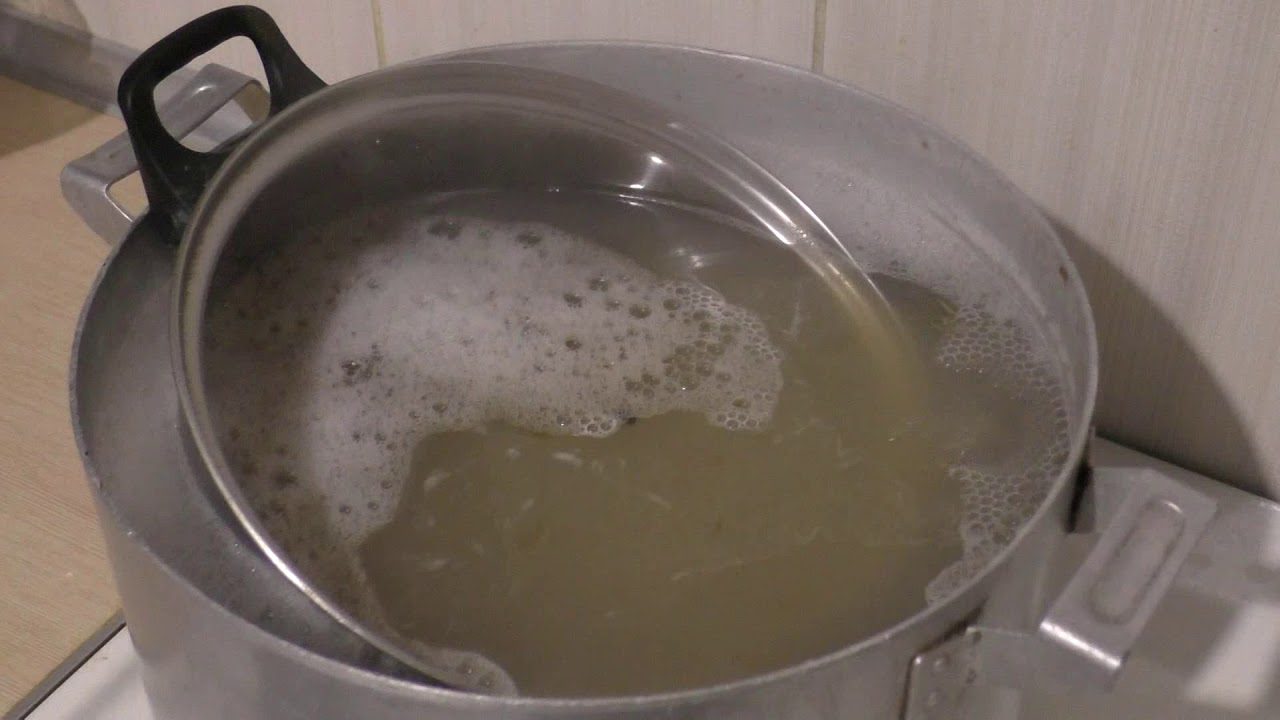 Господині розповіли, як відмити сильний нагар зі сковорідок та каструль за 10 хв