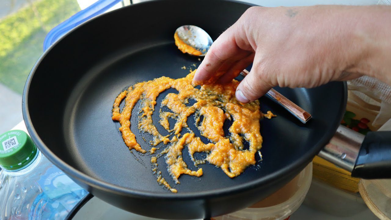 Господині розповіли, як зробити ефективну антипригарну обробку сковороди